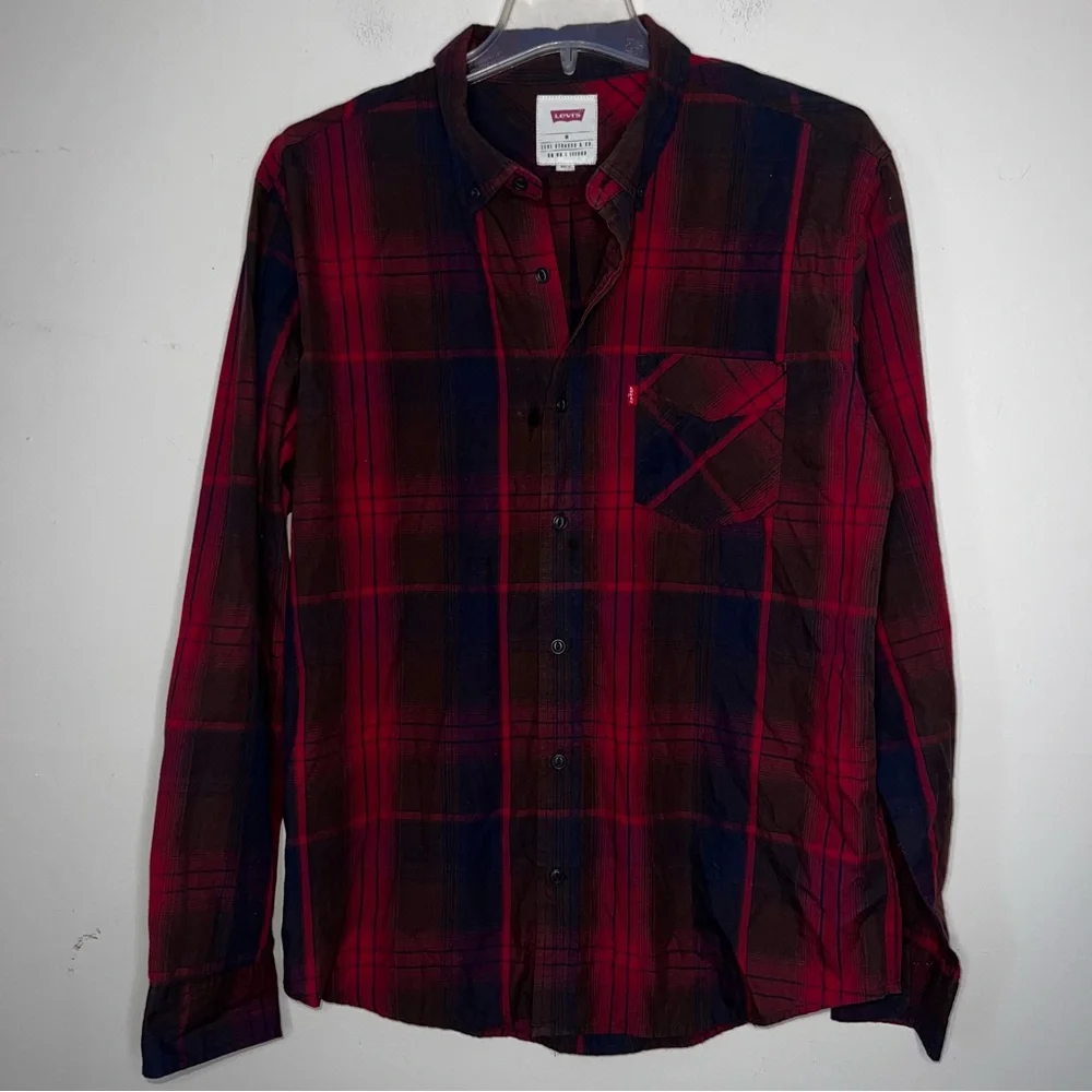 Levi’s Men’s Red Plaid Button Down Size Medium